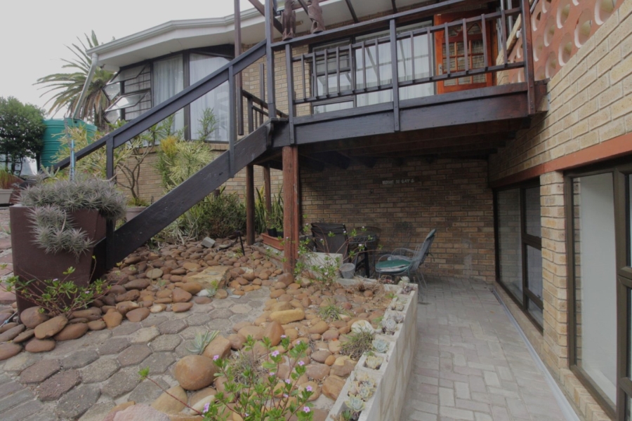 6 Bedroom Property for Sale in Paradise Beach Eastern Cape